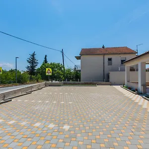 apartmani-nikola-plano.splithotels.org/